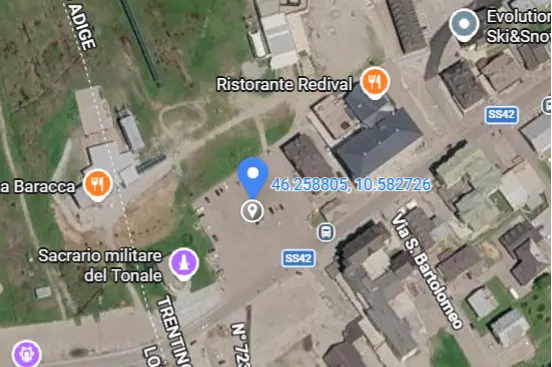 Parcheggio al Passo del Tonale per il sentiero che porta al Parco delle Marmotte